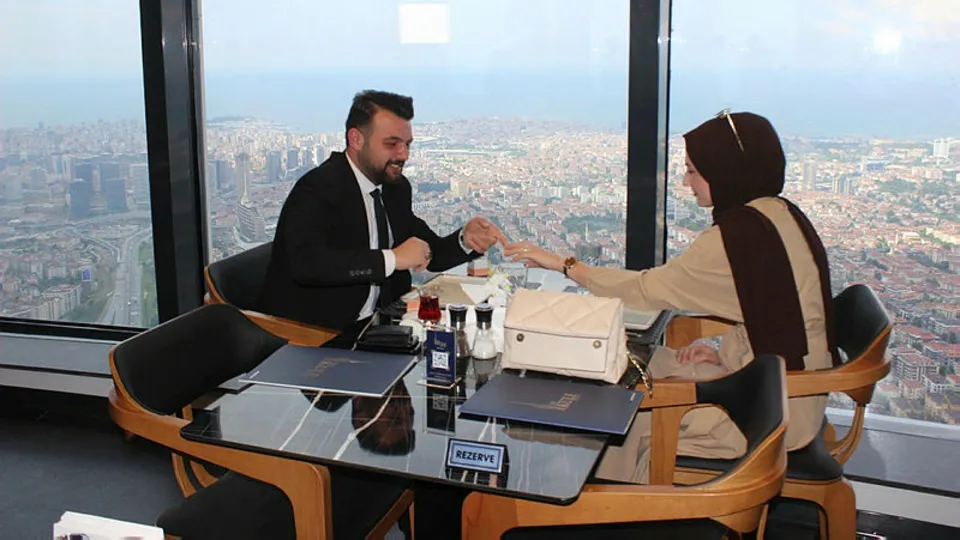 Çamlıca Kulesi'nde bir ilk! Yerden 169 metre yükseklikte evlilik teklifi