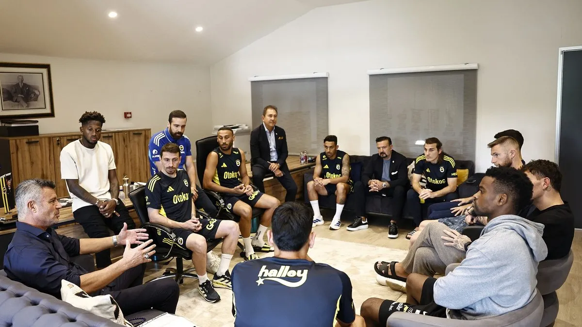 Fenerbahçe Başkanı Sadettin Saran futbol takımıyla buluştu