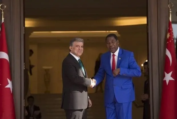 Benin Cumhurbaşkanı hep aynı takım elbiseyle
