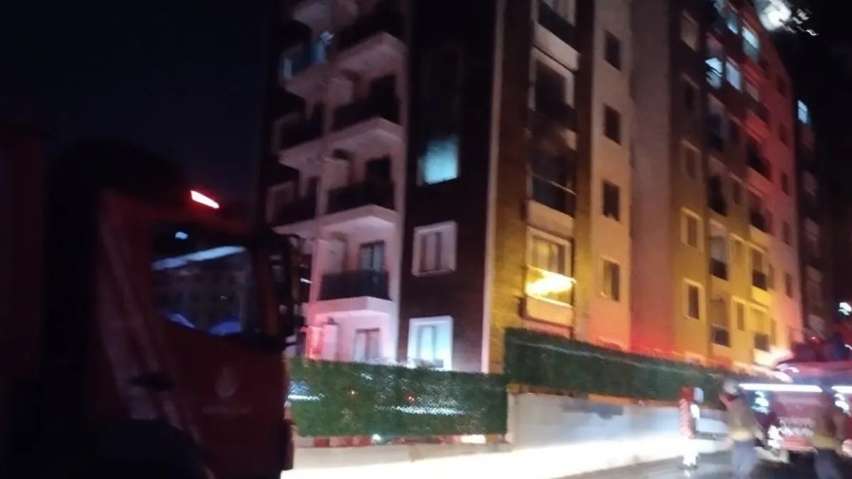 Pendik'te 10 katlı binanın çatı katında yangın!