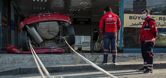 İstanbul’da faciadan dönüldü! Aksaray’da yeraltı çarşısının merdivenlerine otomobil düştü
