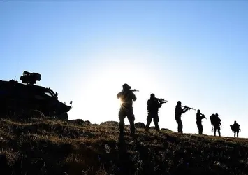Kıran-4'te teröristlerin bulunduğu alanlar bombalandı