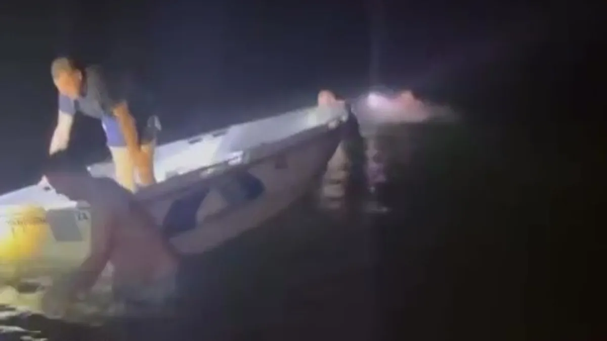 Bursa'da batan teknedeki balıkçıları trafik polisi kurtardı