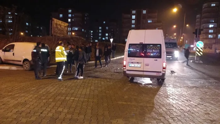 Son dakika: Hafif ticari araç ile minibüs çarpıştı: Yaralılar var - 1