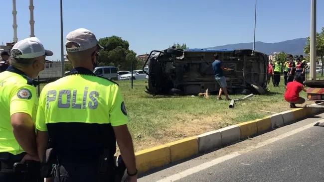 Balıkesir'de jandarma personelini taşıyan minibüs kaza yaptı! Yaralılar var - 3