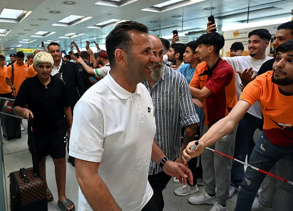 1688834715324.jpg Galatasaray Futbol Takımı Avusturya'ya geldi! 5 futbolcu kamp kadrosuna alınmadı... - 2
