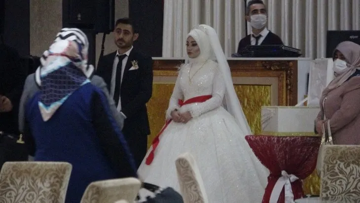 Bursa’da ihbar üzerine polis düğünü bastı! Gelin gözyaşlarını tutamadı arkadaşları teselli etti