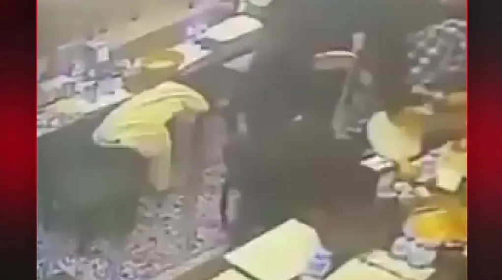 YEMEKTEN ÇIKAN BÖCEK DUDAĞINI ISIRDI