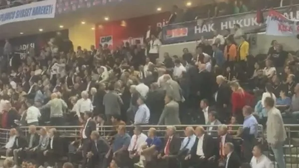 1699115158465.jpg CHP'de alışılagelmiş görüntüler! CHP 38. Olağan Kurultayı'nda 'Değişimciler' ve 'Kemalciler' birbirine girdi - 6
