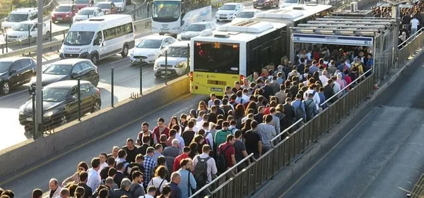 istanbulda-metrobuslerde-adim-atacak-yer-kalmadi-iste-vatandaslarin-eve-donus-cilesi-1615906232412.jpg İstanbul'da metrobüslerde adım atacak yer kalmadı! İşte vatandaşların eve dönüş çilesi... - 2