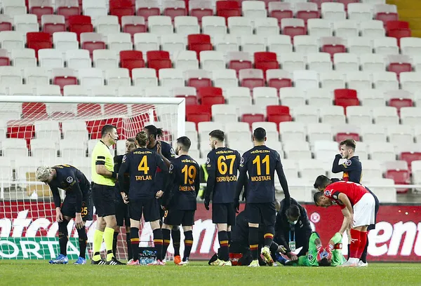 galatasarayda-musleranin-sakatligi-ciddi-mi-selcuk-inandan-sivasspor-maci-sonrasi-duyurdu-1639418517985.jpg Galatasaray'da Muslera'nın sakatlığı ciddi mi? Selçuk İnan Sivasspor maçı sonrası duyurdu - 2