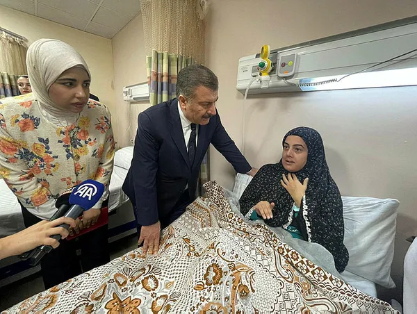 Gazze’ye yardım eli! Sağlık Bakanı Koca açıklama yaptı: 26 Gazzeli hasta ile 13 refakatçisi Türkiye’ye getirildi