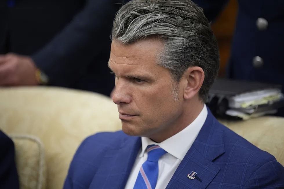 nato-zirvesinde-israile-bir-kotu-haber-daha-ziyaretini-iptal-etti-1783513742880.jpg ABD Savunma Bakanı Pete Hegseth (AFP)