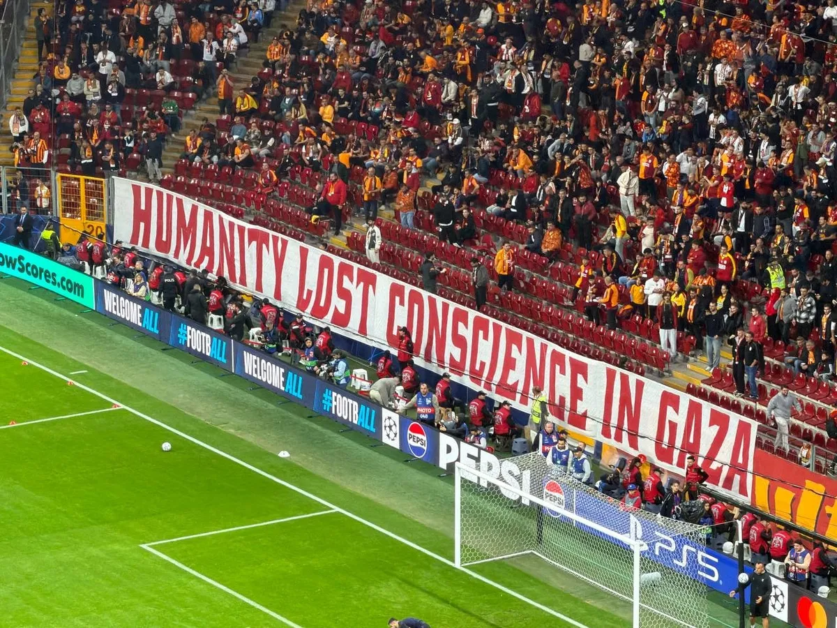 dev-macta-tum-dunyaya-tarihi-mesaj-galatasaray-taraftarlari-mazlum-filistini-unutmadi-1791916231590.jpg Dev maçta tüm dünyaya tarihi mesaj! Galatasaray taraftarları mazlum Filistin’i unutmadı - 3