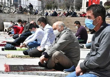 Tam kapanmada Cuma namazı kılınacak mı? Camiler açık mı?