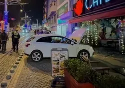 Otomobil kafeye daldı! Yaralılar var