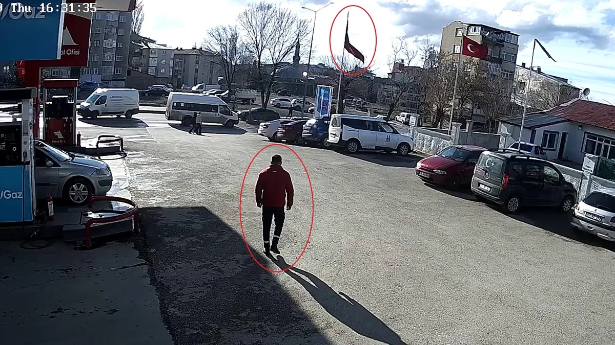 Rüzgârda dolanan bayrağı düzeltmek için 15 metrelik direğe tırmandı