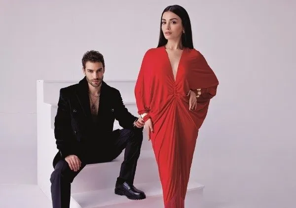 Safir’in yıldızlarından aşk tarifi! Özge Yağız ve Burak Berkay Akgül’ün pozlarına yorum yağdı! Dünyanın en yakışan çifti