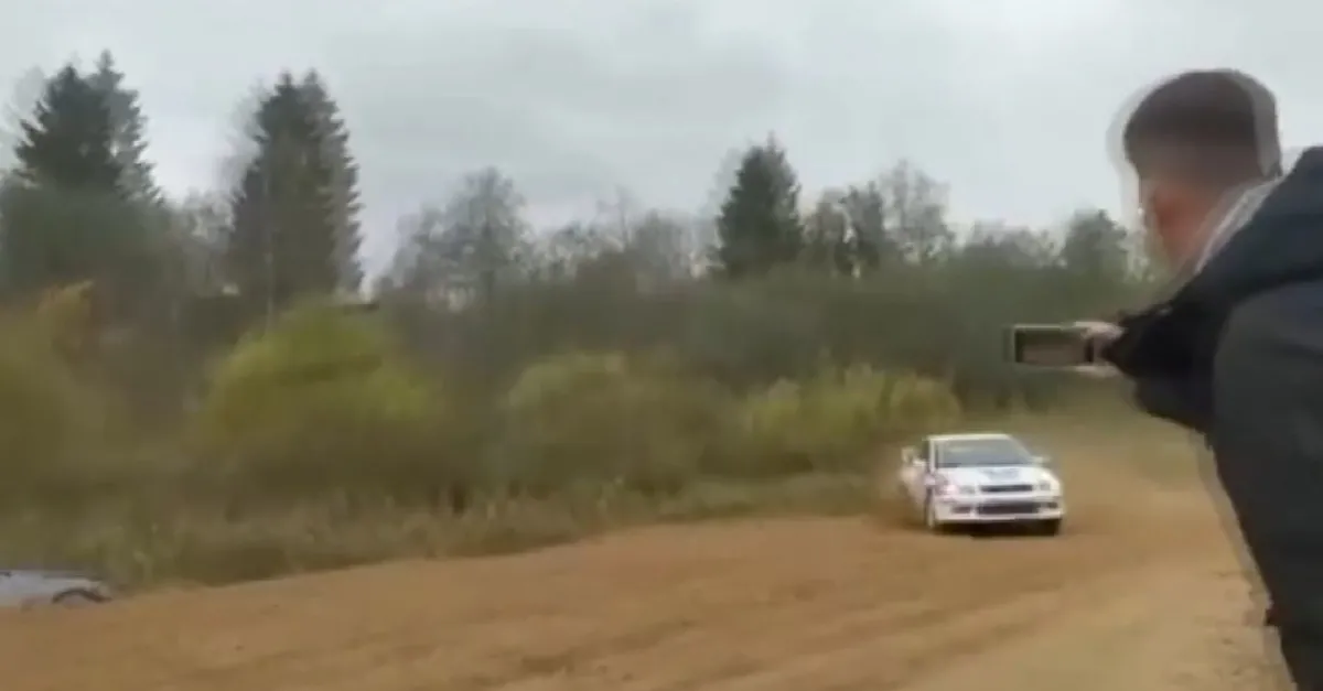 Son dakika: Saniyeler sonra dehşeti yaşadılar! Rallide 6 araç art arda aynı noktaya uçtu