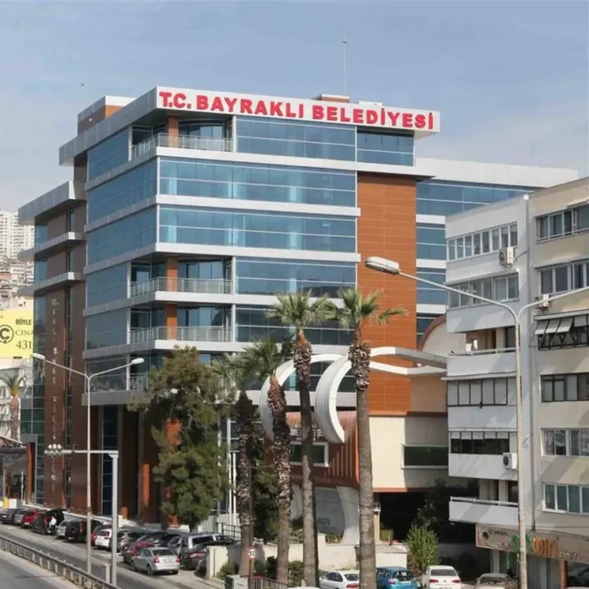 Bayraklı Belediyesine yönelik soruşturmada eski başkan Serdar Sandal dahil 15 tutuklama