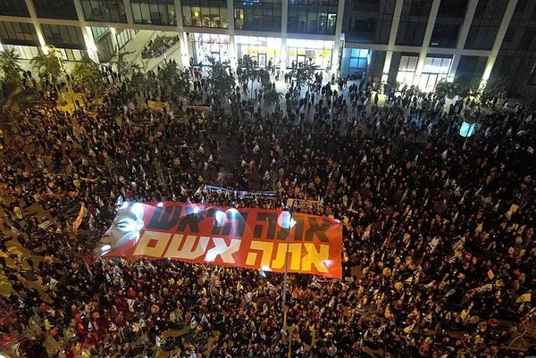 israilde-yuzlerce-kisi-katil-netanyahunun-istifasi-icin-toplandi-1708814466216.jpeg Tel Aviv'de Netanyahu'ya istifa çağrısı! Yüzlerce vatandaş sokaklara döküldü: "Herkes biliyor ki sen suçlusun" - 2