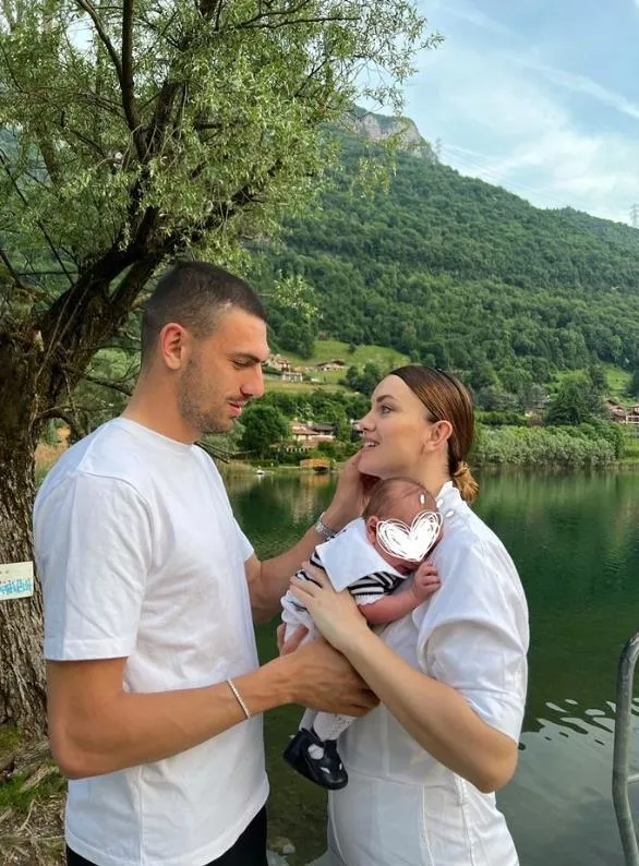 merih-demiral-ve-heidi-lushtaku-evliliginde-ayrilik-canlari-caliyor-1693289386804.jpeg Merih Demiral ve Heidi Lushtaku evliliğinde 'Arabistan' krizi! Ayrılık çanları çalıyor - 3