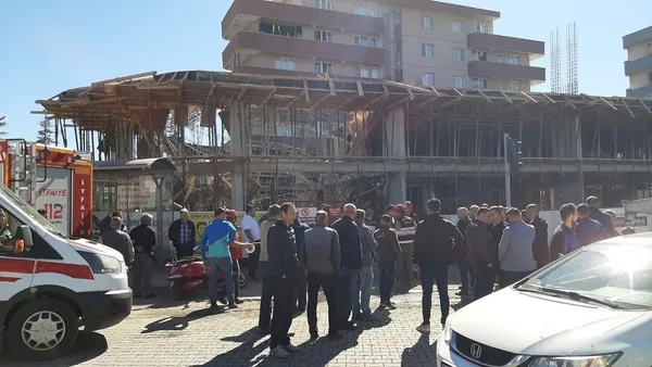 1666442081391.jpg Balıkesir'de inşaat çöktü! 5 işçi yaralandı - 2