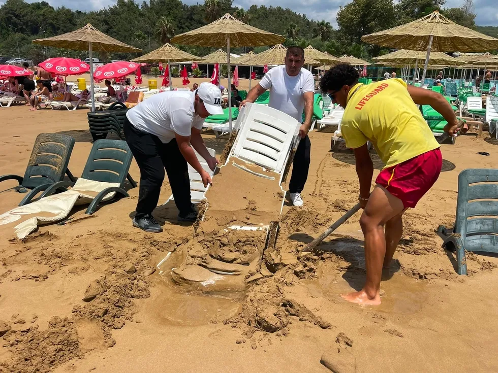 Alanya'da dev dalgalar şezlongları kuma gömdü! Cankurtaranlar ve çalışanlar kürekle çıkardı - 3