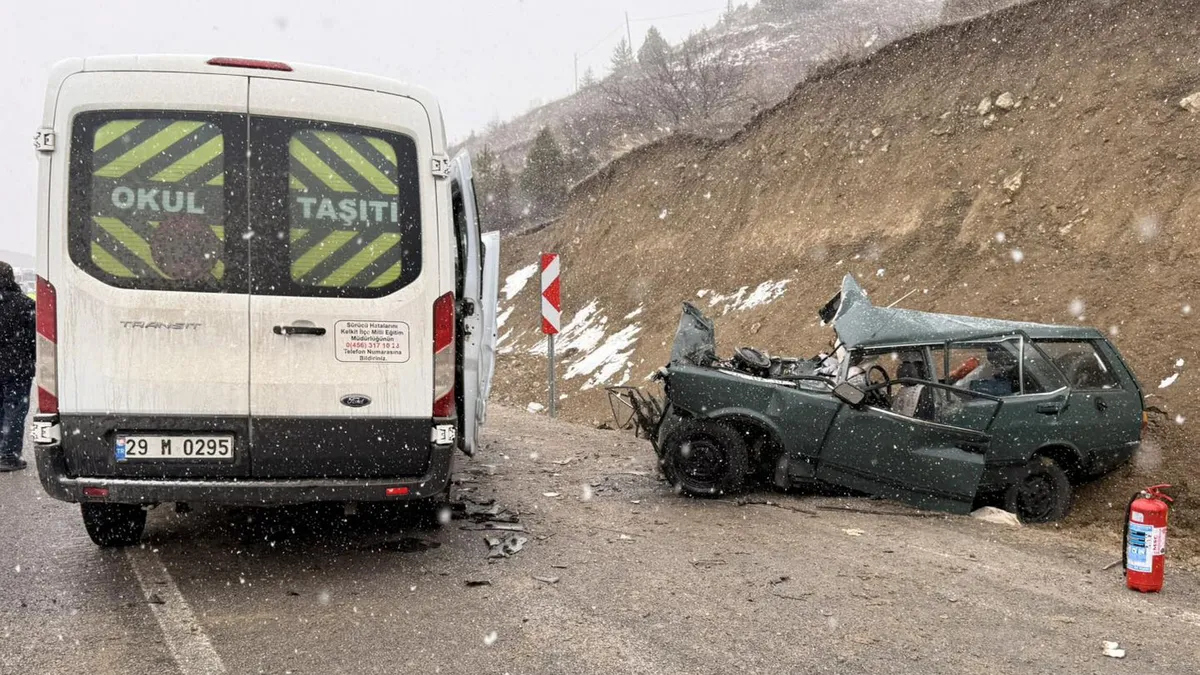 Gümüşhane’de feci kaza! Öğretmen servisi ile otomobil çarpıştı: 1 ölü