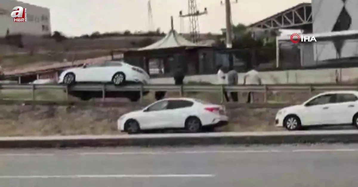 Ankara’da otomobil bariyerin üstüne çıktı