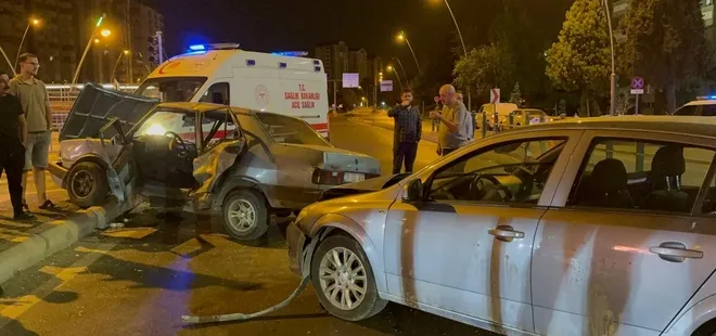 Kayseri'de kuş türü araba ortasından büküldü! 3 yaralı