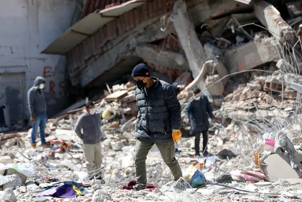 1680523879302.jpg Enkaz başında günlerce nöbet tuttu! Acılı babanın o sözleri Türkiye'yi ağlattı