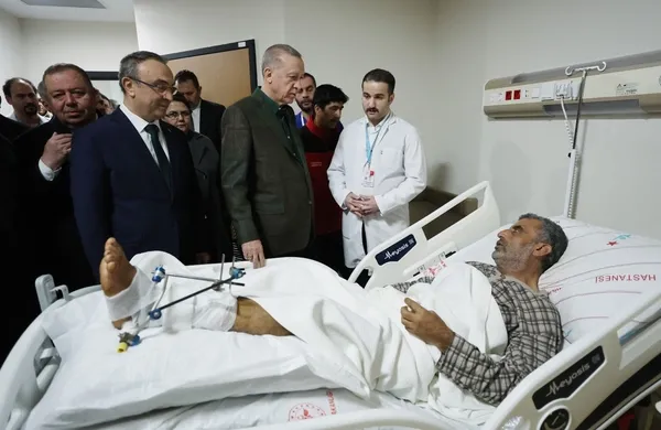 Başkan Erdoğan deprem bölgesinde! Çadırkente ve hastaneye geçmiş olsun ziyareti