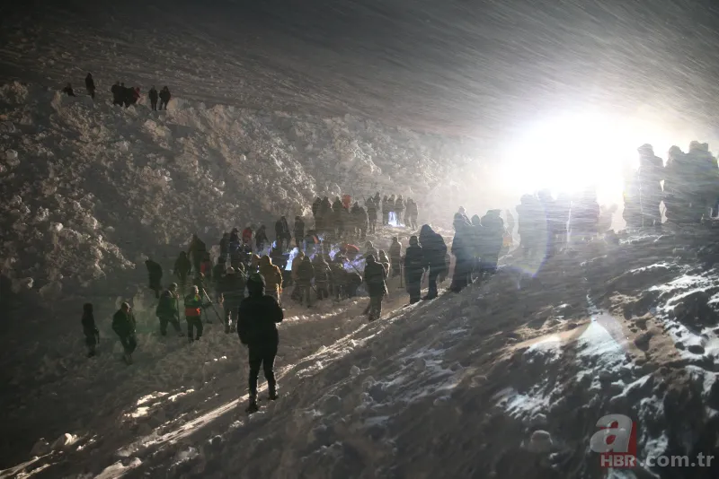 Son dakika: Van'da minibüsün üzerine çığ düştü! Olay yerinden ilk görüntüler... 19