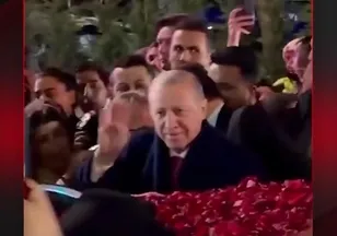 YOLUNDA GÜLLER ARKASINDA MİLLET