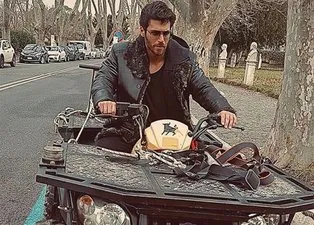 Can Yaman'ın montunun fiyatı dudak uçuklattı