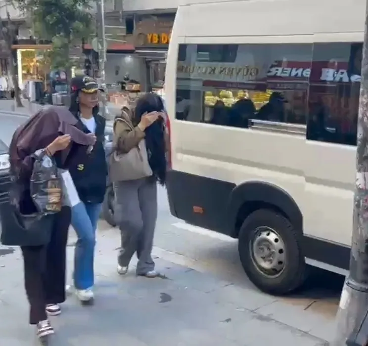 masaj-salonunda-zello-kodlu-fuhus-tuzagi-1790162104428.jpeg Masaj salonunda kirli çark deşifre edildi: "Zello" kodlu fuhuş tuzağı! Telsizli korunma, şifreli kodlar ve korsan taksi! - 3