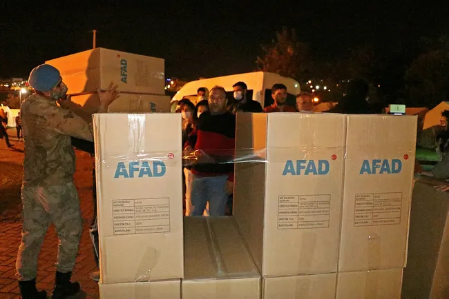 AFAD: Depremzedelere dağıtılmak için gıda kolisi ve battaniyeye ihtiyaç var