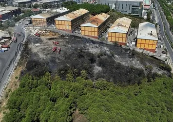 İstanbul'da korkutan yangın! Sanayi sitesinin yanından alevler yükseldi