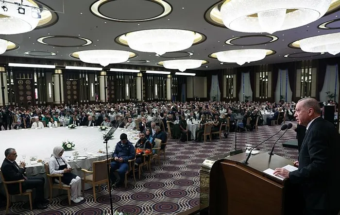 baskan-erdogandan-1-mayis-tepkisi-taksim-meydani-dayatmalarini-masum-bulmuyoruz-1714503258624.jpeg Başkan Erdoğan'dan 1 Mayıs tepkisi: "Taksim Meydanı dayatmalarını masum bulmuyoruz" - 7