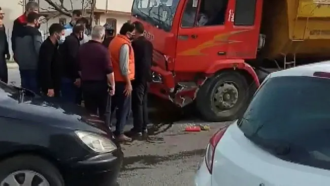 İstanbul'da hafriyat kamyonu 4 araca ve elektrik direğine çarptı! Büyük panik yaşandı - 1