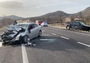 Uşak’ta iki araç birbirine girdi: 1 ölü 2 yaralı