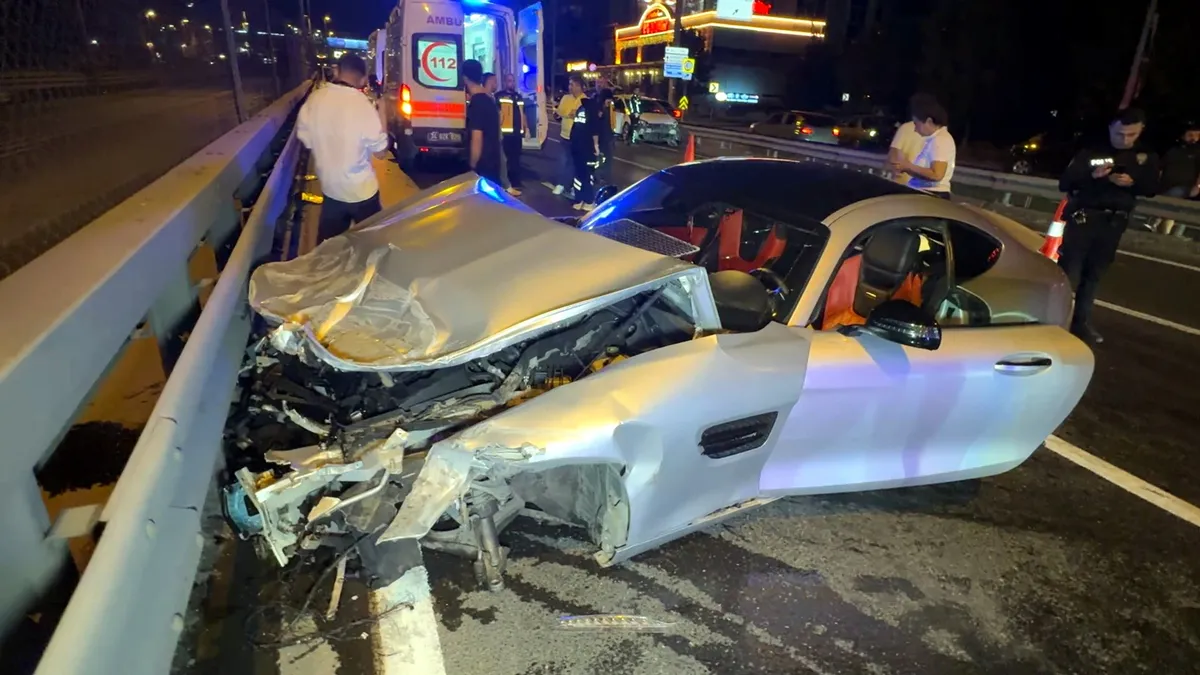 Avcılar D-100 kara yolunda feci kaza: Lüks spor otomobil bariyerlere saplandı