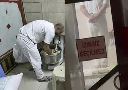 Skandalın adresi Sakarya! Hamuru ayağıyla çiğnedi: Rezalet kameraya yansıdı