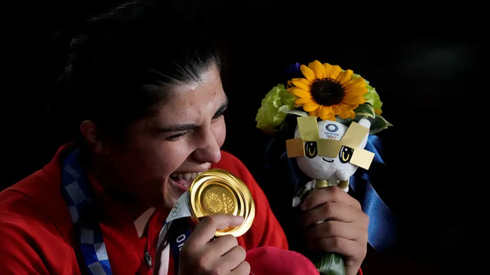2020 Tokyo Olimpiyat boks şampiyonu Busenaz Sürmeneli o gece yaşadıklarını anlattı: Japon askerlerin selam durması inanılmazdı