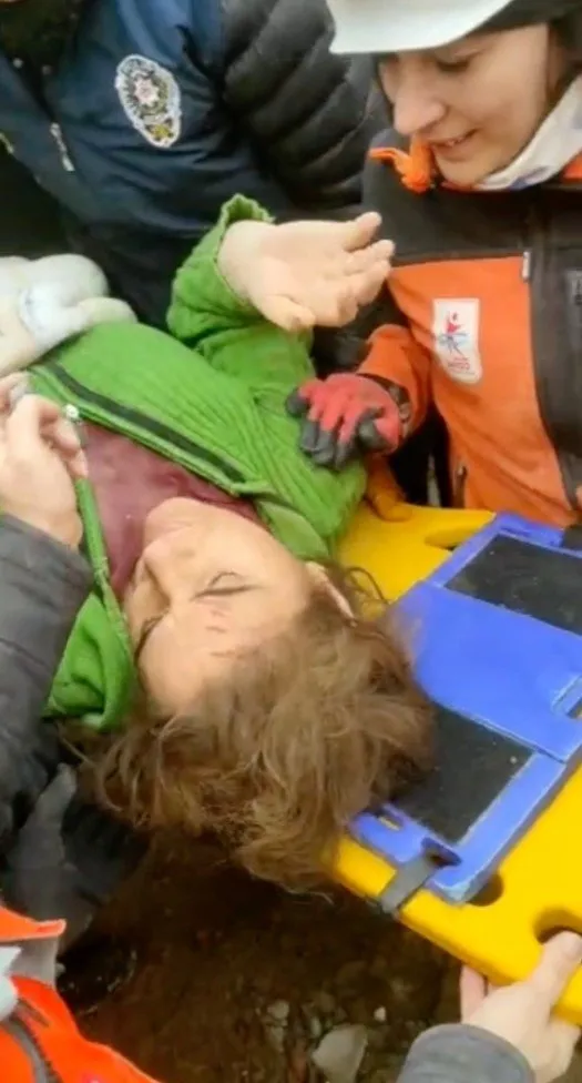 Depremden saatler sonra mucize kurtuluşlar! Umutlu bekleyişler sürüyor