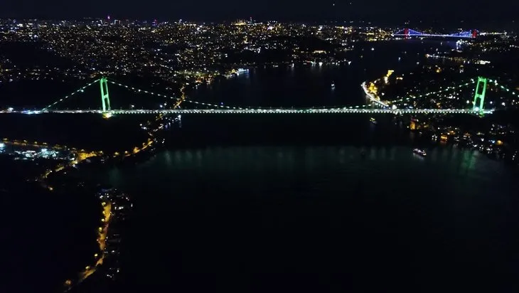 Galata Kulesi ve Fatih Sultan Mehmet Köprüsü yeşile büründü!
