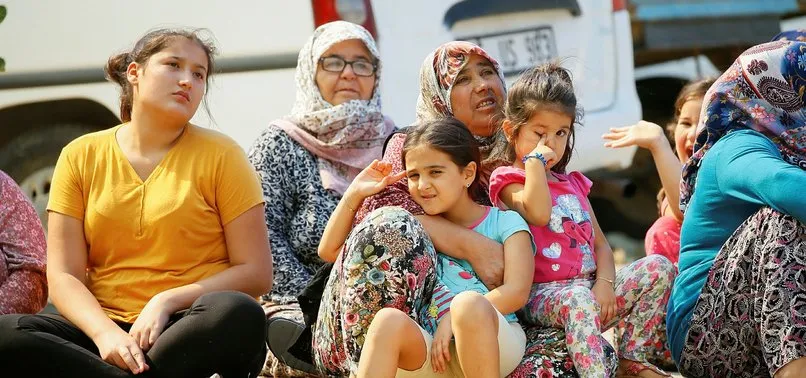 İzmir'de dün başlayan ve hızla büyüyen yangın mahalleye yaklaşıyor