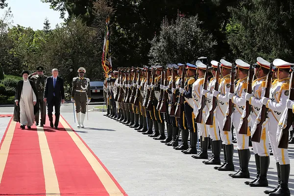 Başkan Erdoğan Tahran’da Çağrı Filmi müziği ile karşılandı