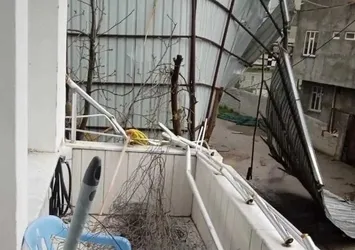 Diyarbakır'da evin çatısına yıldırım isabet etti!